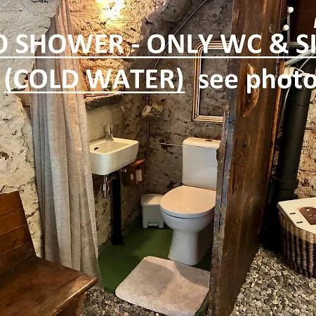 The Old Cellar No Shower! Gasthof Locarno