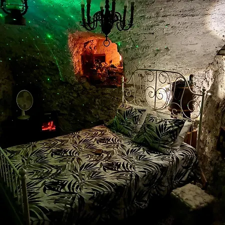 The Old Cellar No Shower! 3*