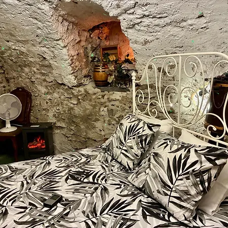 The Old Cellar No Shower! 3*